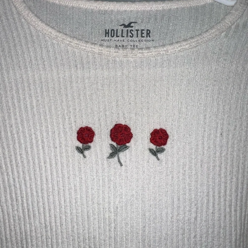 Hollister Cream Long Sleeve Fitted Top with Rose Embroidery Scoop Neck Size XS - Picture 4 of 6